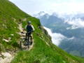Des cyclistes sur VTT electriques sur chemins de montagne