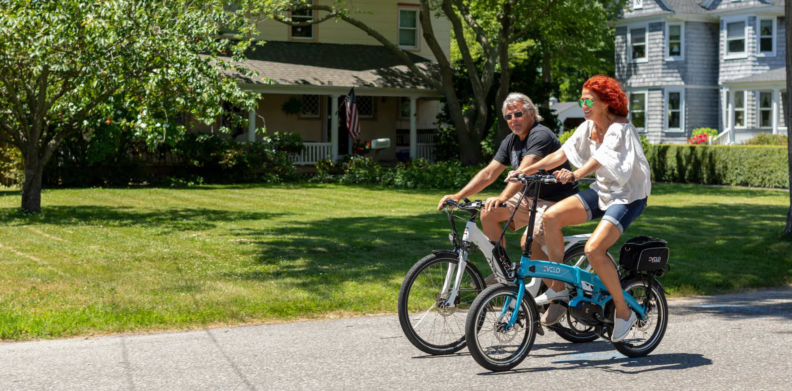 mujer en ruta de bicicleta reacondicionada electrica de montaña viendo el panorama