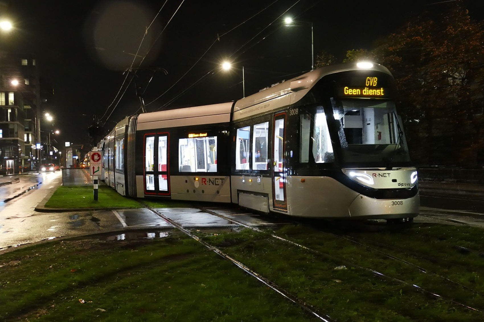 De tram op Station Zuid was in het verkeerde spoor terecht gekomen. Onderzoek naar de oorzaak loopt nog. De tram op Station Zuid was in het verkeerde spoor terecht gekomen. Onderzoek naar de oorzaak loopt nog.