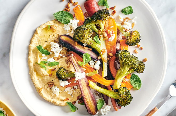 Légumes et graines de tournesol rôtis, houmous express et feta