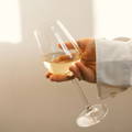 verre de vin blanc main femme