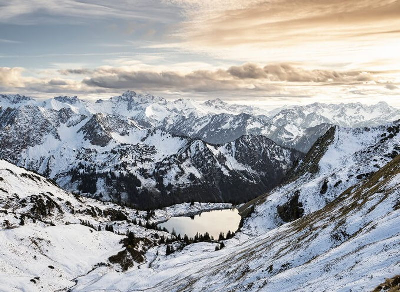 Verschneite Winterlandschaft in den Allgäuer Alpen rund um Oberstdorf.