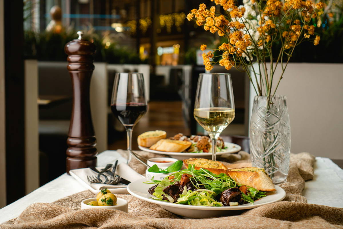 repas du soir sur une belle table