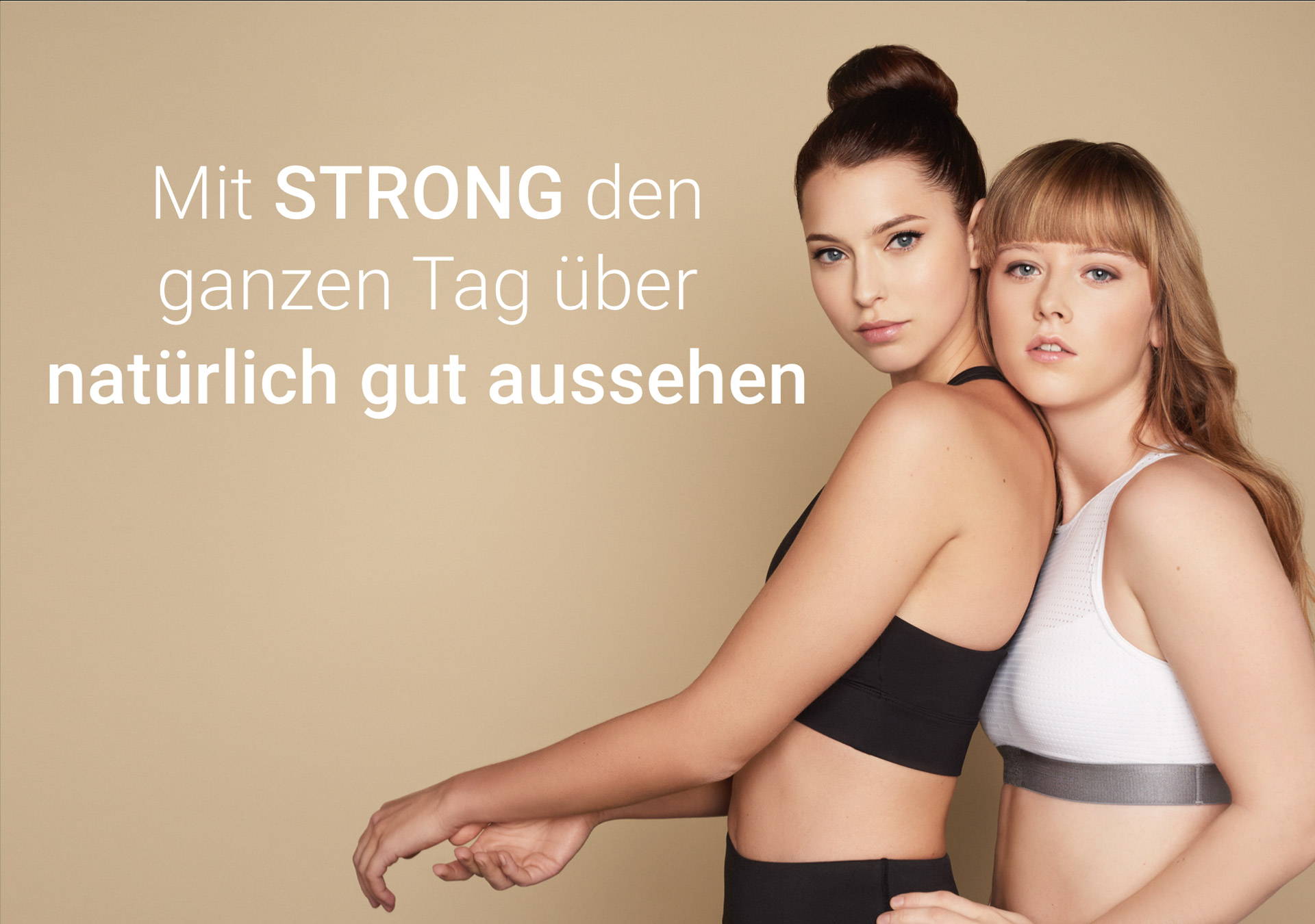 Eine Frau lehnt sich an die andere Frau, beide sind geschminkt und in Sportbekleidung
