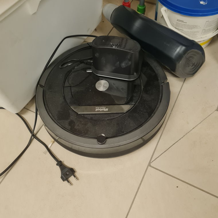 Robotic vacuum cleaner 