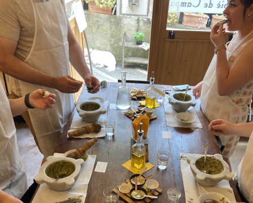 Corsi di cucina Riomaggiore: Dal giardino al mortaio: il vero pesto con focaccia e vino