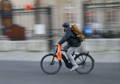 Homme à vélo électrique : idéal pour aller plus vite !