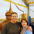 Stuart et Adelle, les fondateurs de la distillerie Deerness dans l'archipel des Orcades d'Ecosse