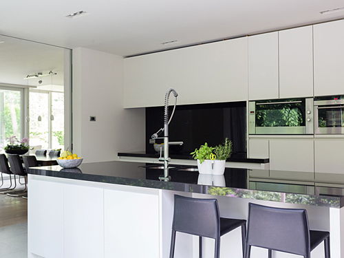 Topmoderne Familienkuche Mit Resopal Fronten In Kristallweiss Matt 5900480 60 Traumkuchen In Warendorf Die Kuche Luchtefeld