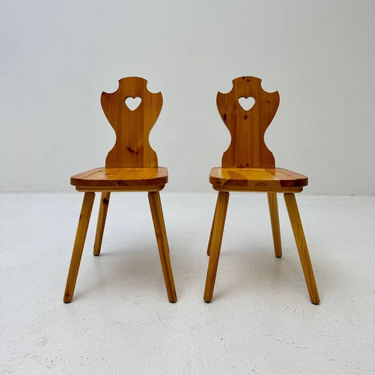 2 Stühle aus Hochwertigem Holz mit Herzdetail