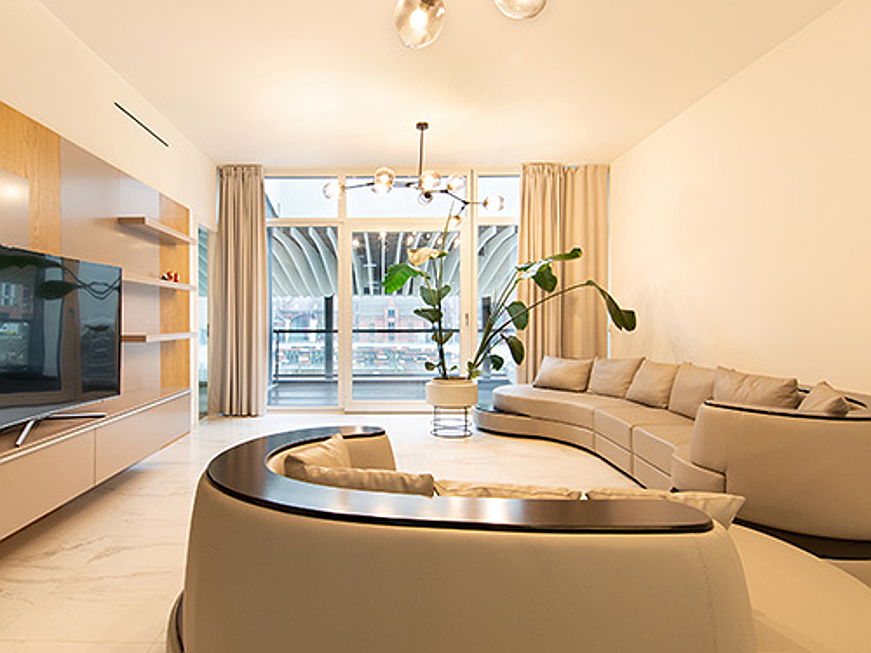  Jesolo
- This modern apartment with views of the River Elbe is located in the HafenCity quarter and boasts premium amenities. It is currently on sale for 1.78 million euros. (Image source: Engel & Völkers Hamburg)