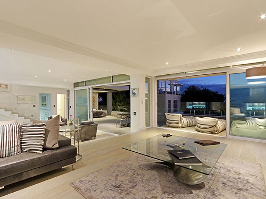  Cannes
- Ampia villa moderna a Camps Bay con esclusiva vista mare