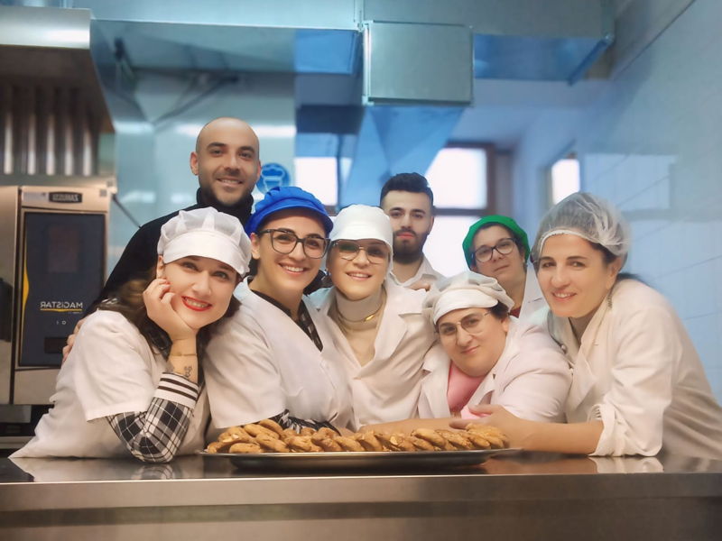 Cursos de cocina Angri: Manos a la obra, cocina típica y repostería. 