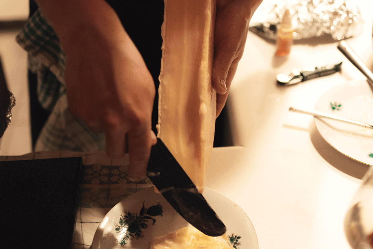 Raclette du Valais accompagnée d'un vin blanc valaisan