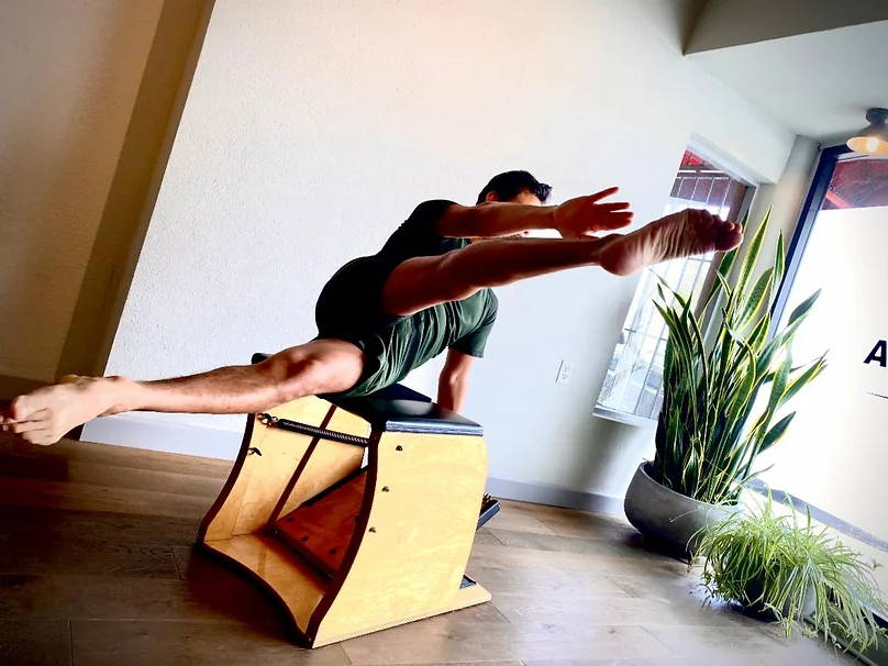 Saul Choza on the Gratz Wunda Chair performing an exercise in his studio