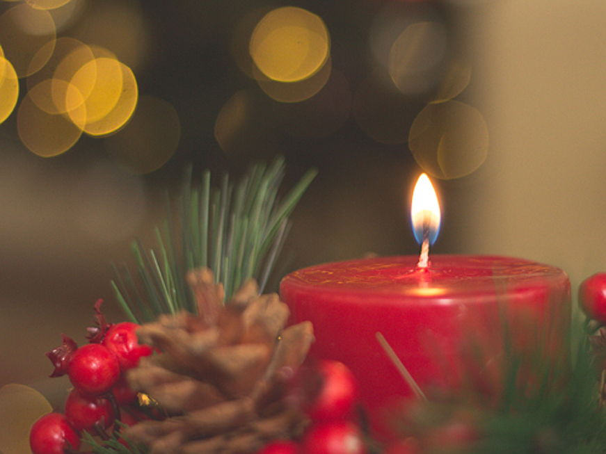  Wuppertal
- Eine rote Kerze brennt auf einem Weihnachtsgesteck