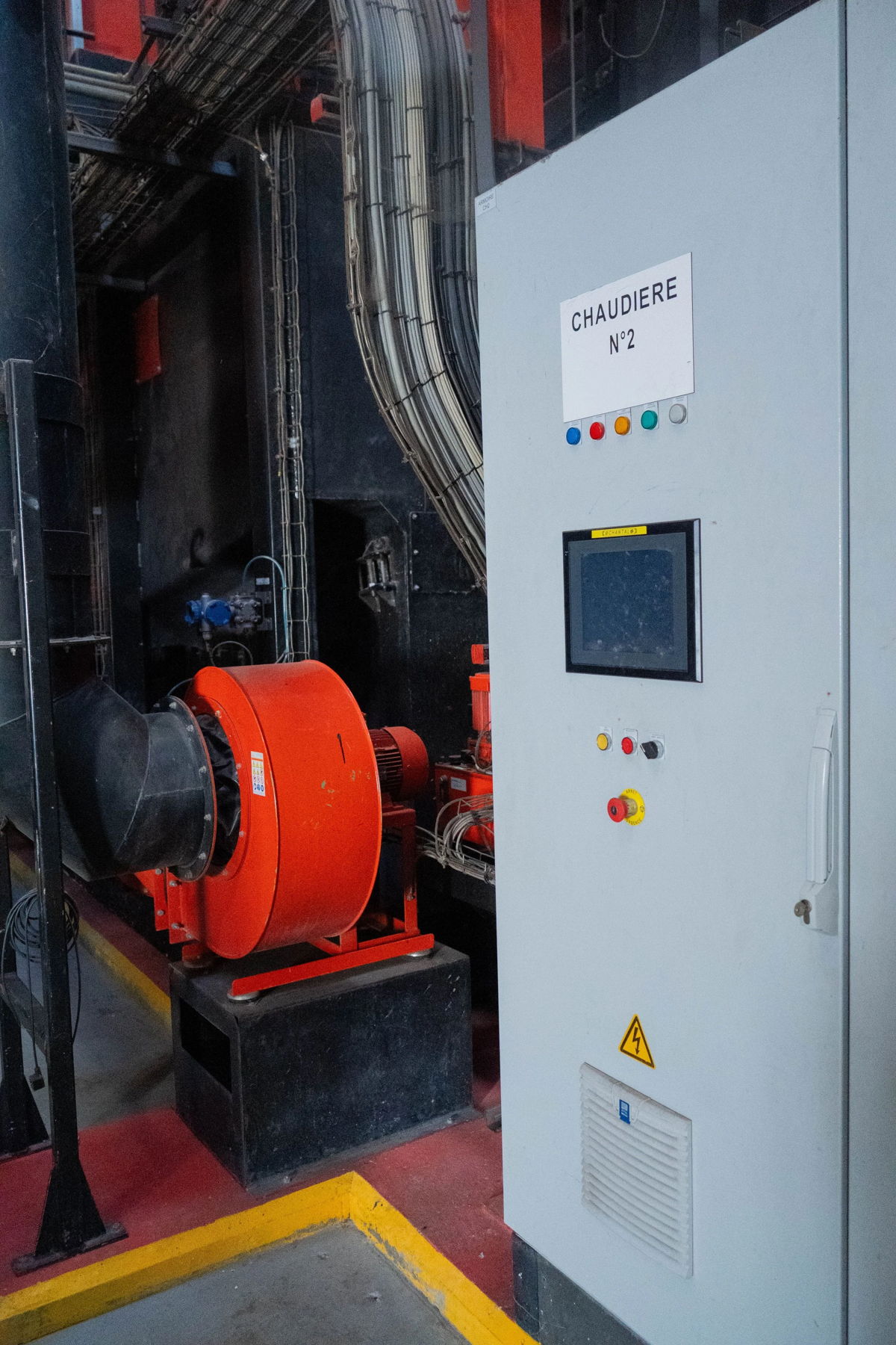 Câblage d'une armoire électrique sur un chantier à Clichy — EDEC électricien