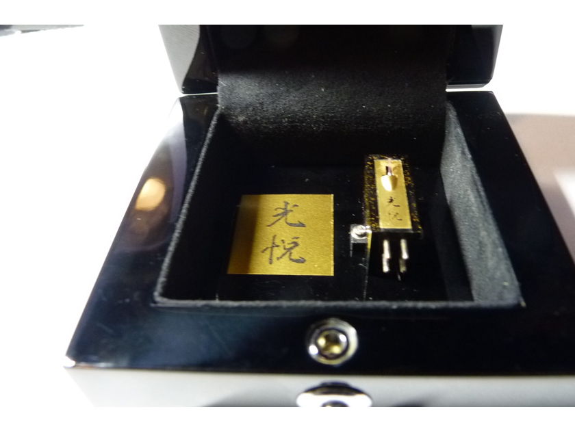 Koetsu Urushi Black Custom phono cartridge LOMC