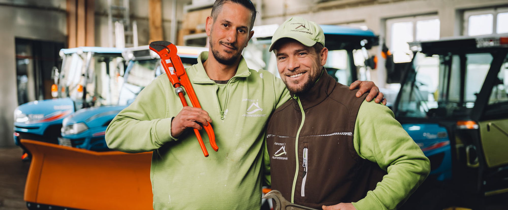 Mitarbeiter mit Werkzeug aus dem Bereich Haustechnik und Handwerk