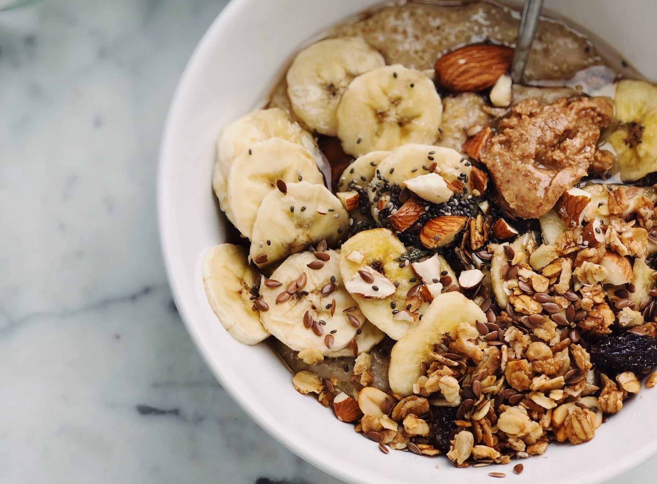 Porridge with bananas and nuts