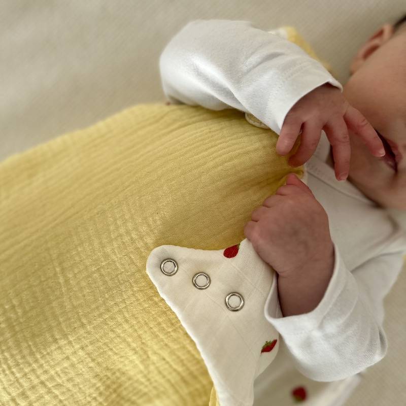 Ring Sling porte-bébé élégant de la marque suisse Joli Nous, un accessoire premium pour bébé, alliant design raffiné et qualité exceptionnelle