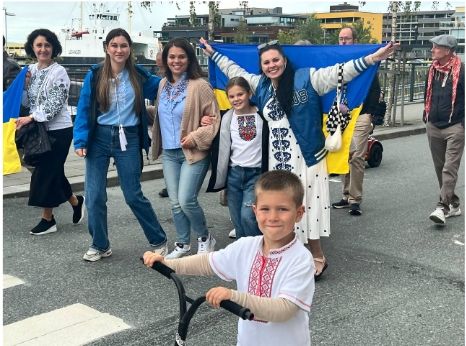 Feststemte deltager i Folketoget