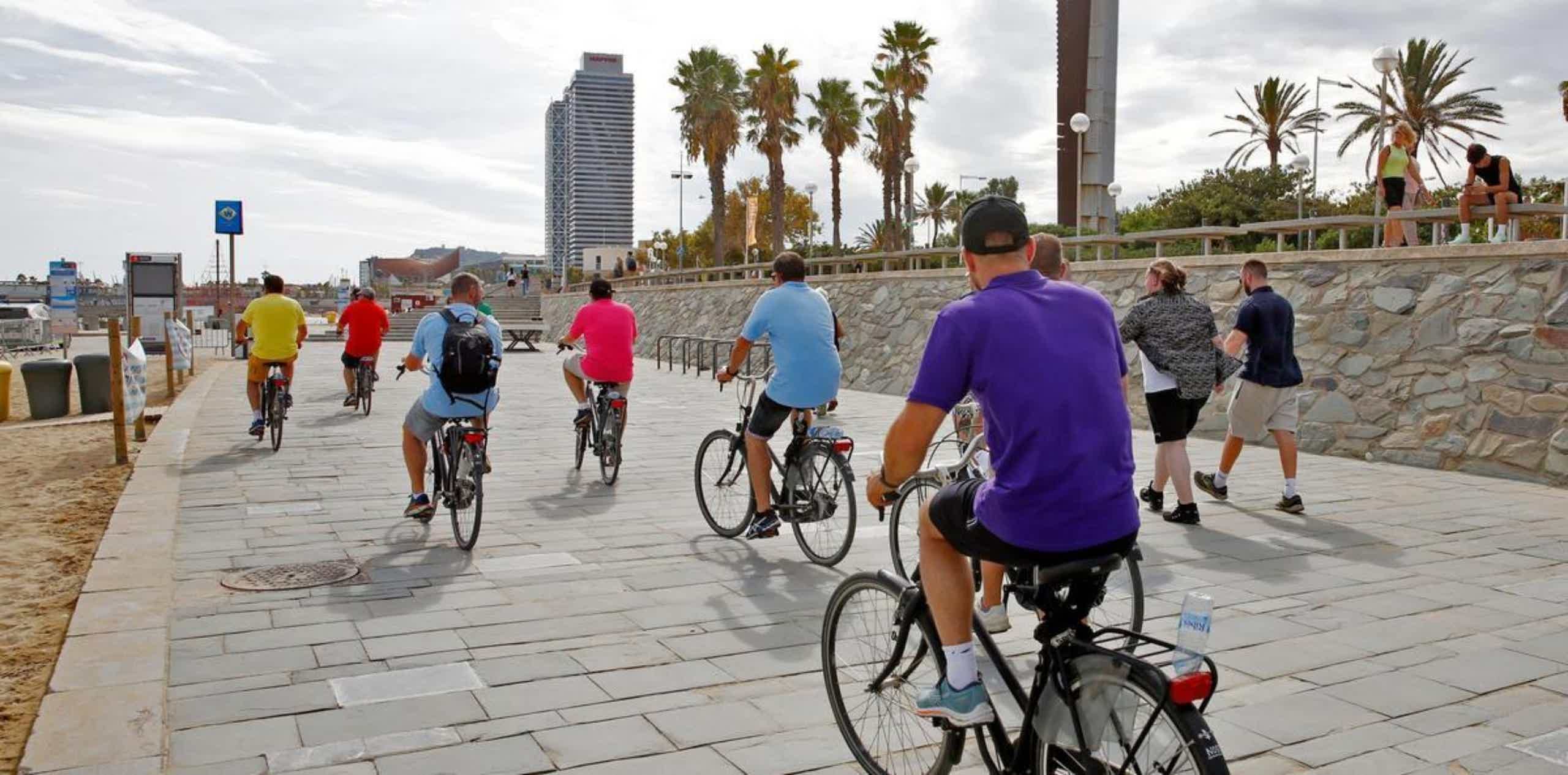 Imagen de recurso de varias personas recorriendo Barcelona con su bici.