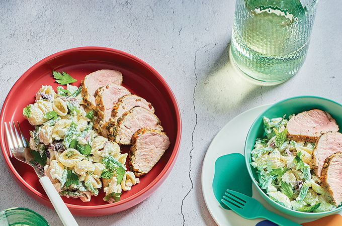 Filet de porc aux herbes, salade de pâtes crémeuse au yogourt