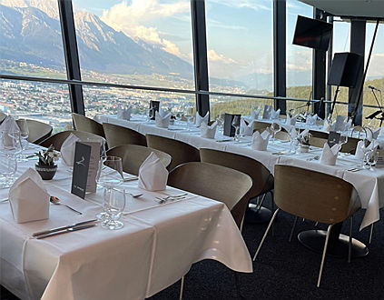  Kitzbühel
- Mit raumhohen Glasfronten lädt das Restaurant direkt im Sprungturm ein.