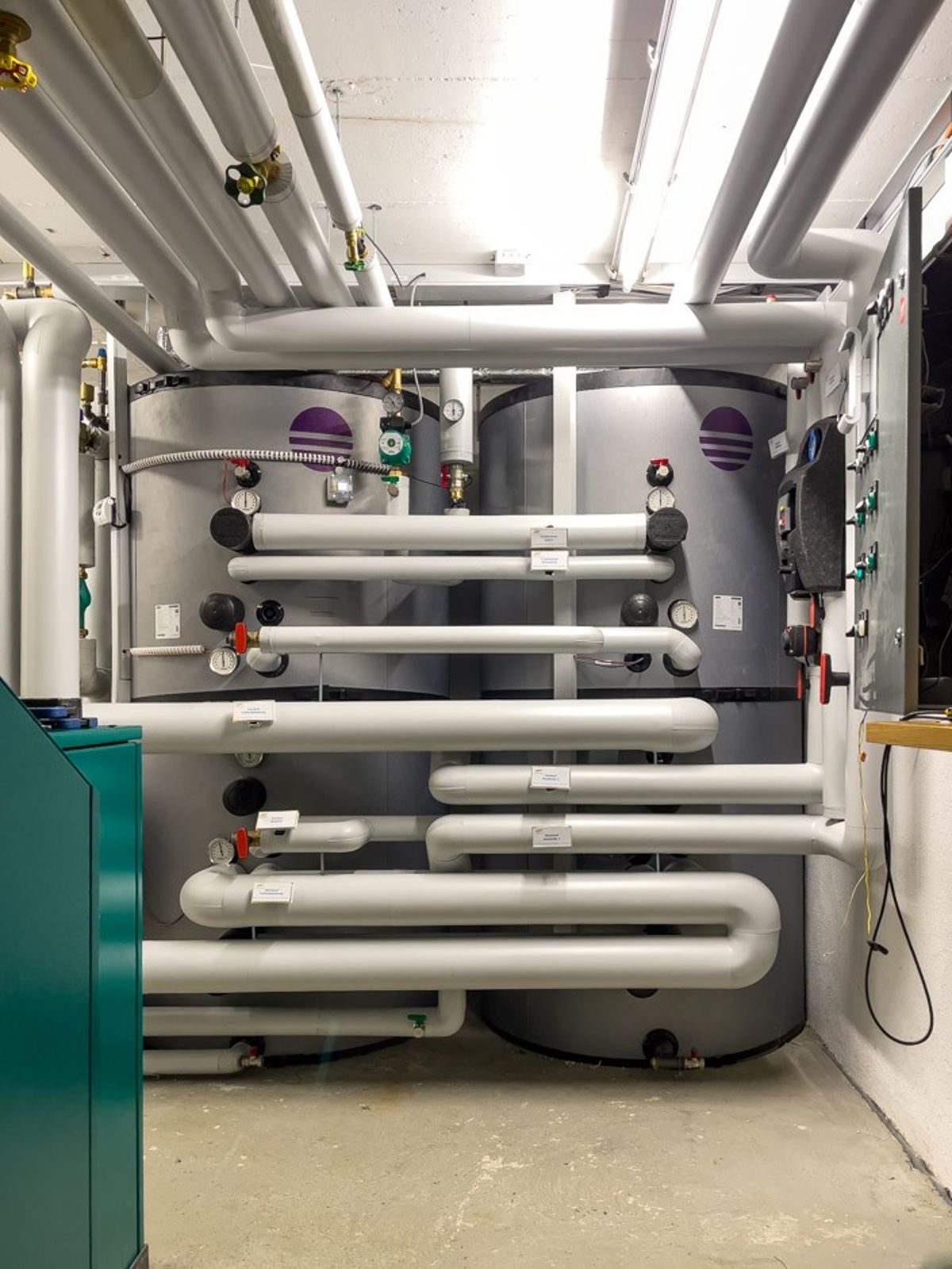 Foto Kundenreferenz Mehrfamilienhaus Altbau Technikraum zwei Hygienespeicher