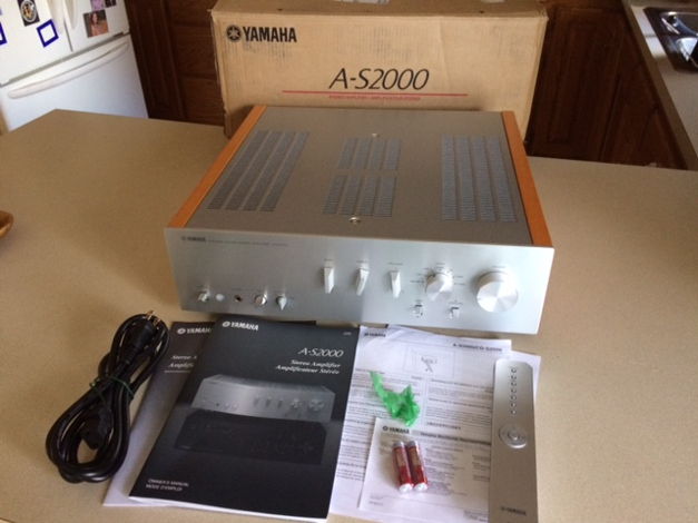 Yamaha  A-S 2000 phono, remote 4 months old