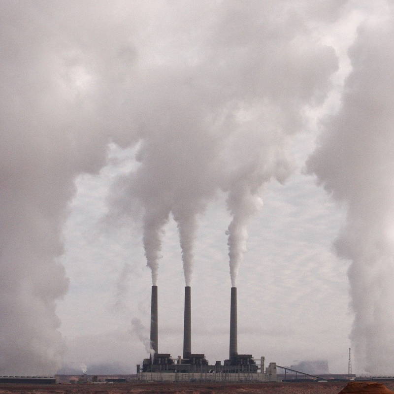 Fabrieksschoorstenen met rookuitstoot