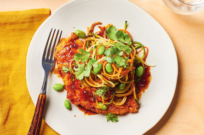 Poulet pané, nouilles de légumes et vinaigrette tao