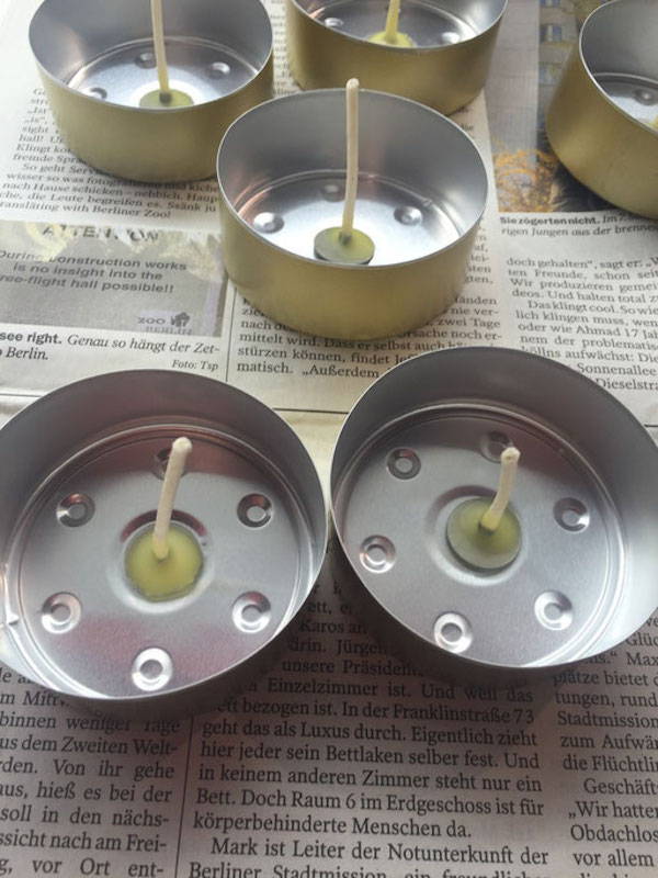 Metalltöpfchen für Teelichter mit Dochten