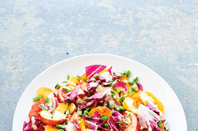 Salade de tomates et de pêches, vinaigrette béarnaise