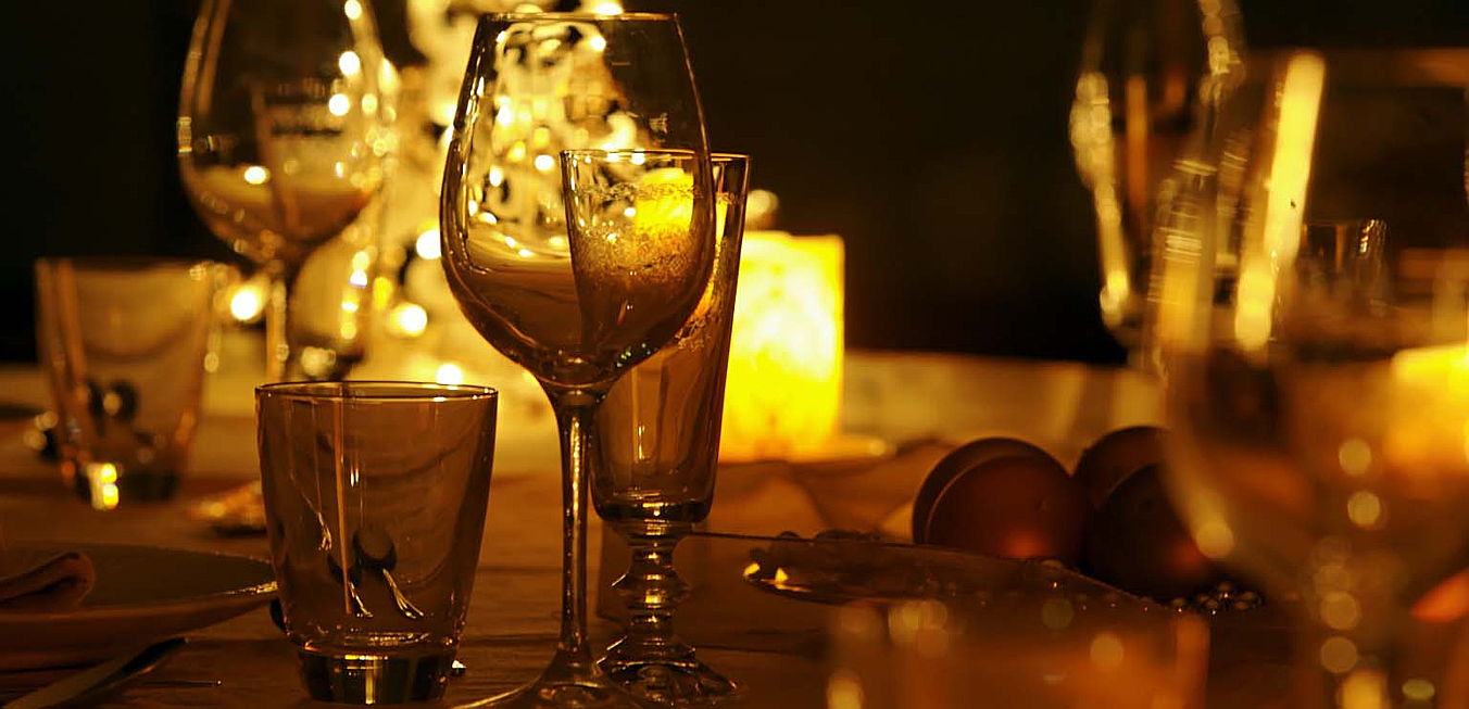 Билет на ужин. Ужин в темноте. Романтический вечер в ресторане. Романтический ужин при свечах. Ужин со свечами.