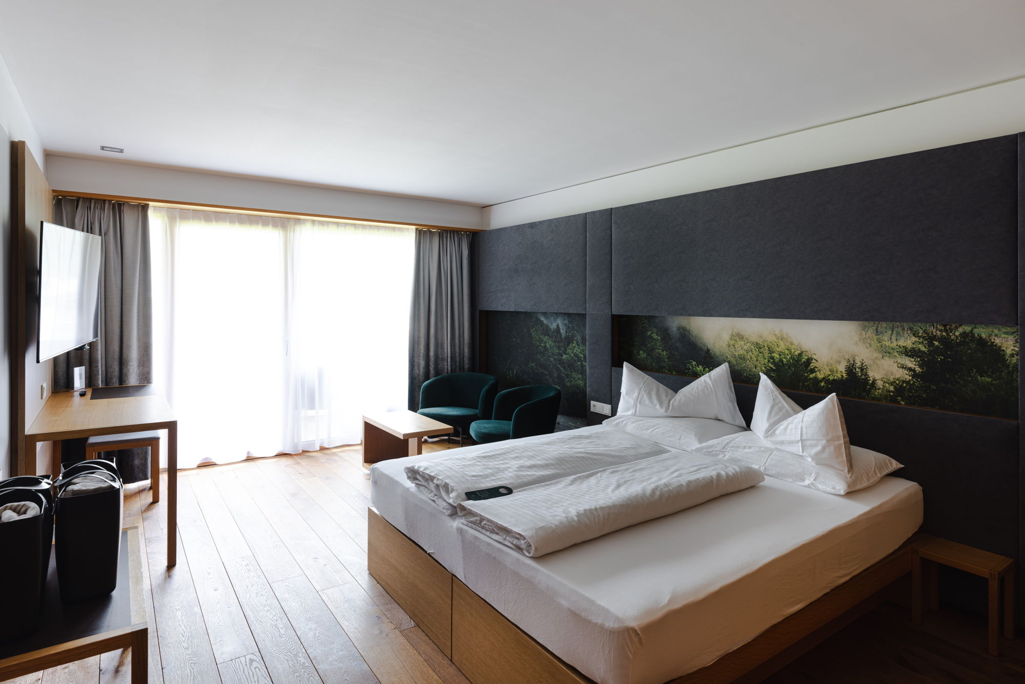 Doppelzimmer Hangspitze mit Doppelbett und Sitzgelegenheit