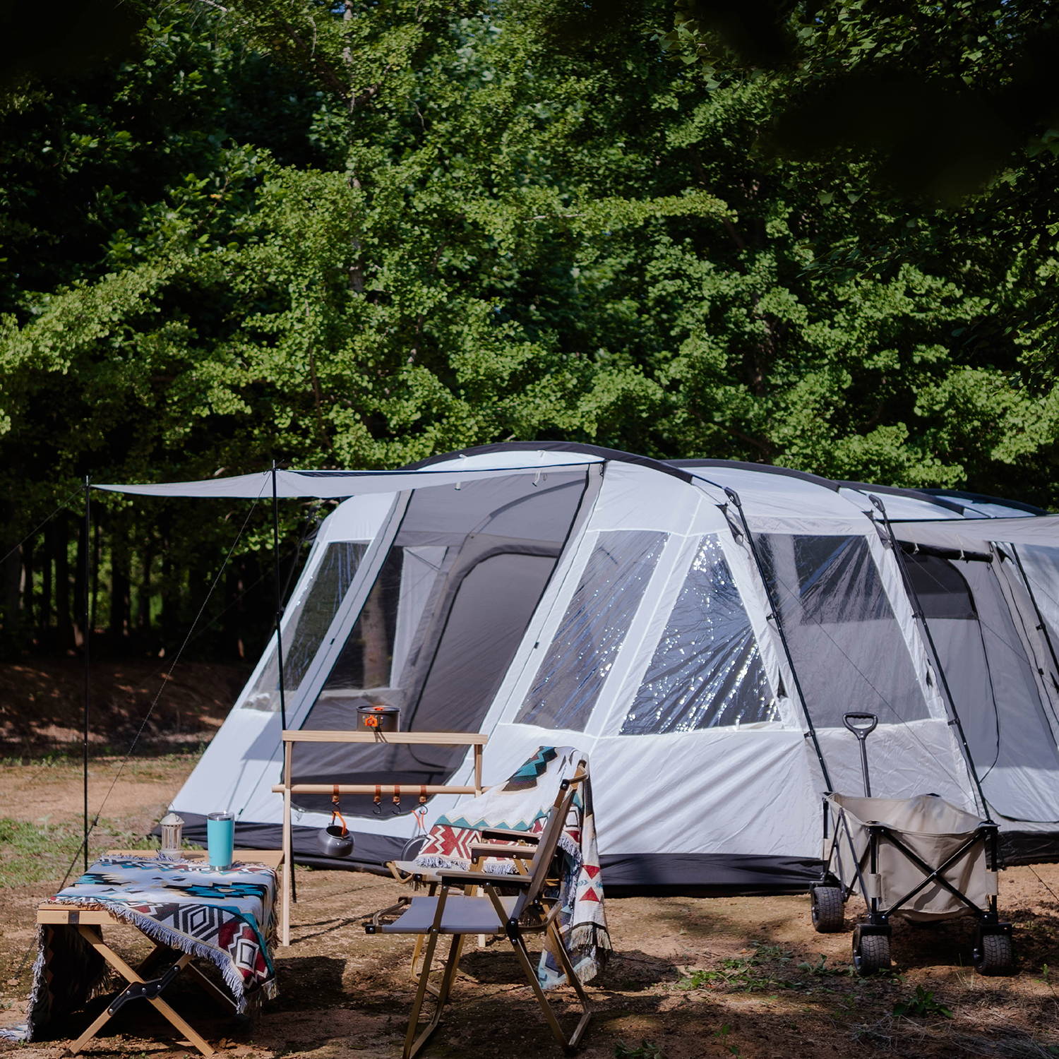 This large camping tent is suitable for many outdoor situations