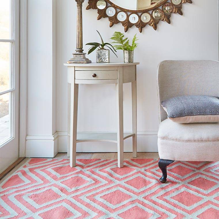 coral summerhouse rug with chair and table