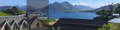 Logo de la distillerie Isle of Raasay avec une vue sur la distillerie et les montagnes de l'île de Skye en face dans les Hébrides intérieures d'Ecosse