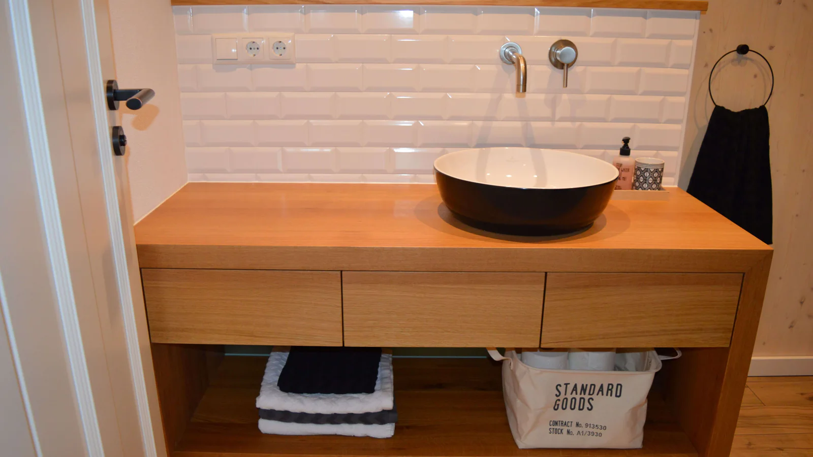 Badezimmerschrank für Waschbecken mit Schubladen und Ablage