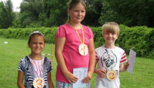 bester geburtstagde spiel mal bunt olympiade sieger treppe medaille urkunde