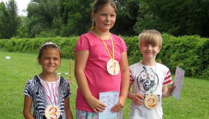 bester geburtstagde spiel mal bunt olympiade sieger treppe medaille urkunde
