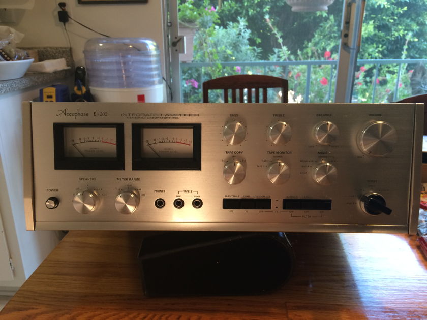 ACCUPHASE E-202 INTEGRATED AMP