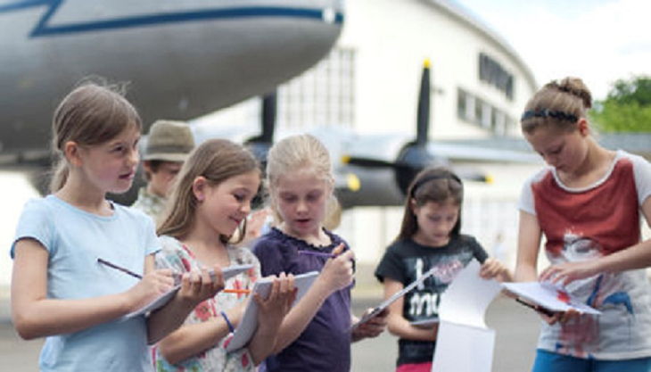 alliierten museum kinder mit flugzeug