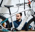 Mecanicien travaillant sur un velo en atelier