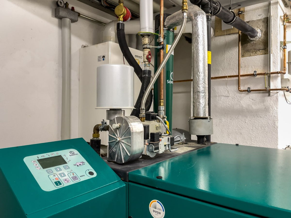 Foto Kundenreferenz Mehrfamilienhaus Altbau Technikraum BackUp Blockheizkraftwerk