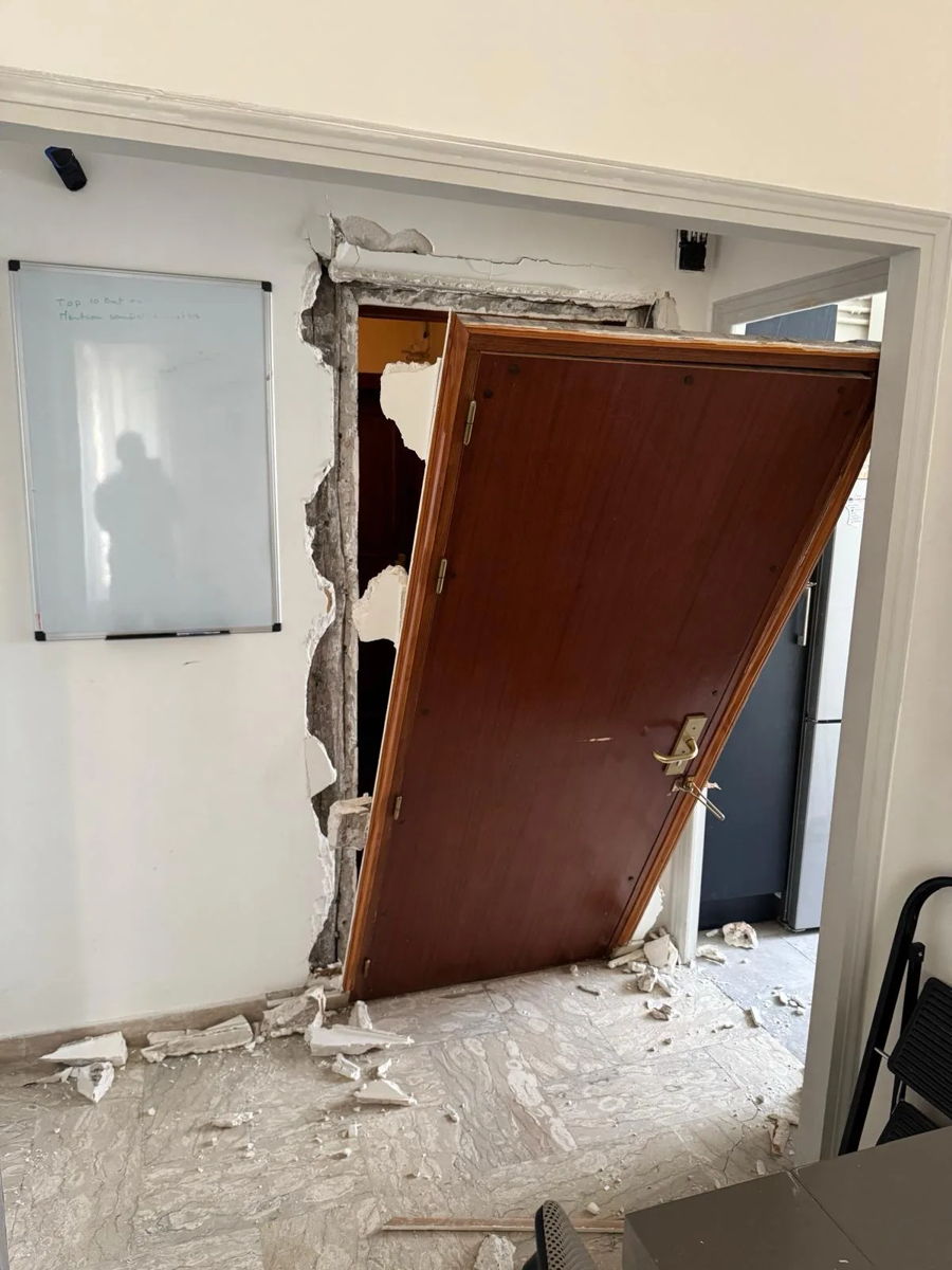Une porte fracassée... Voici comment Alcof Sécurité a repris la main. 🚪 — photo 2