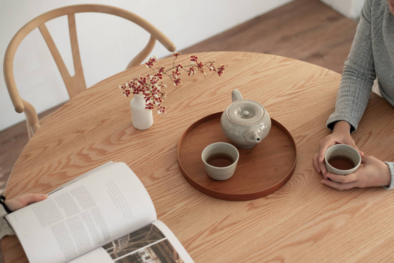 無垢のテーブルでお茶を楽しむ時間