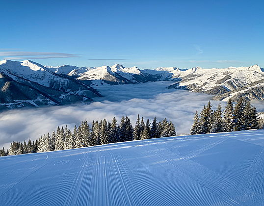  Kitzbühel
- Die Skigebiete in Tirol und dem Salzburger Land punkten mit einer überwiegend hohen Schneesicherheit und die Skilifte sind garantiert auf dem neuesten technischen Stand.
